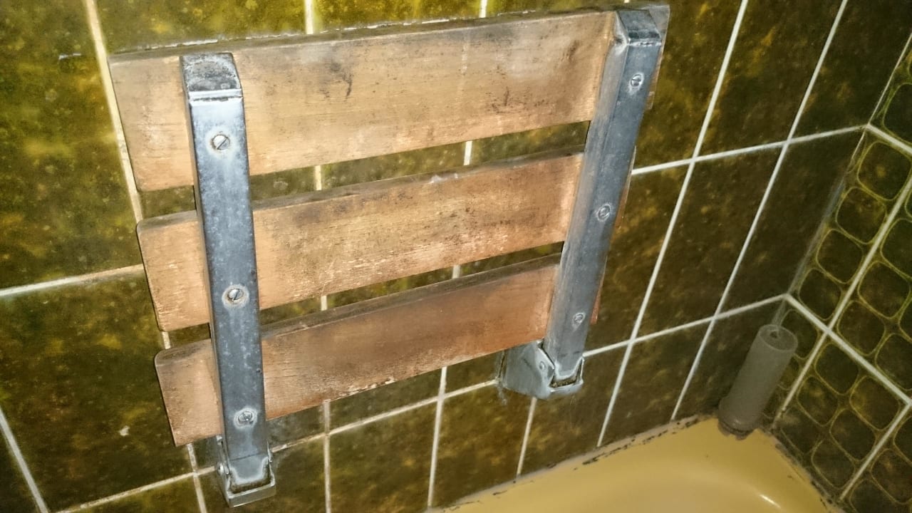 Verschimmelter Holzsitz Dusche Gasthof-Hotel Krone
