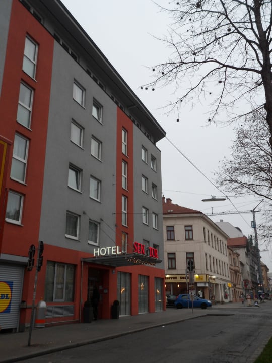 Hotel von der andern Straßenseite aus gesehen Senator Hotel Vienna