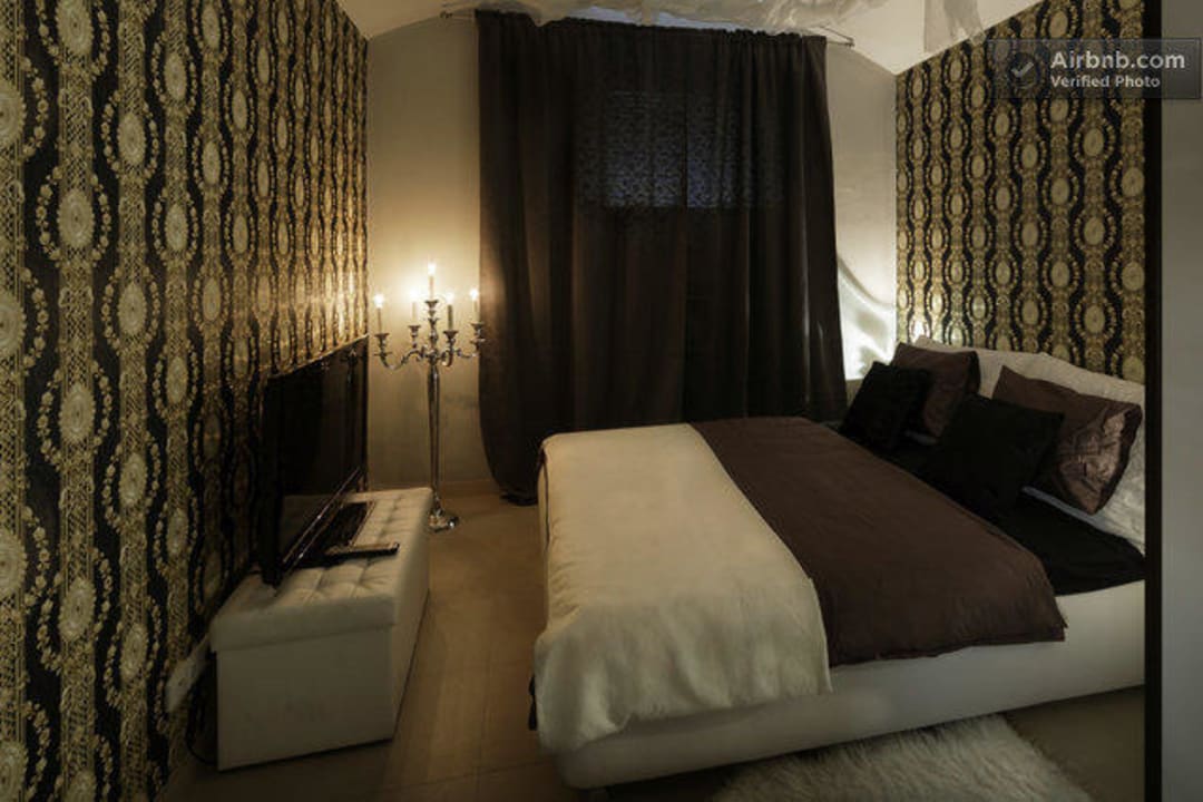 Rom whit romantic light Skyfall Apartment