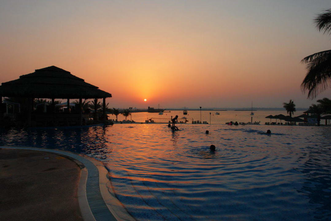 "Sonnenuntergang" Le Meridien Mina Seyahi Beach Resort & Waterpark ...