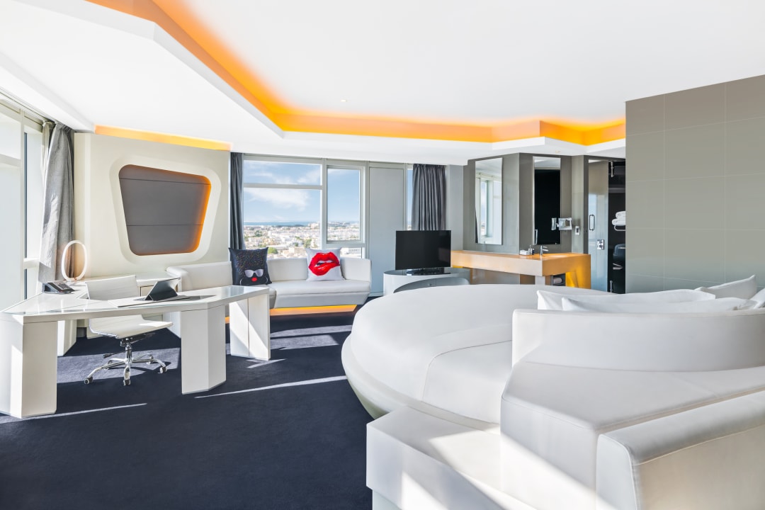 Zimmer V Hotel Dubai, Curio Collection by Hilton