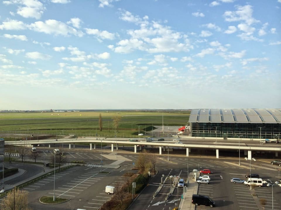 Widok z pokoju na lotnisko Hotel Courtyard by Marriott Prague Airport