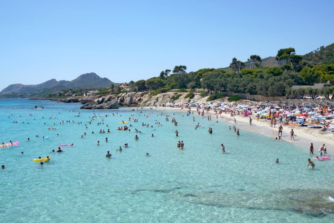 Strand gegenüber Hotel Serrano Palace