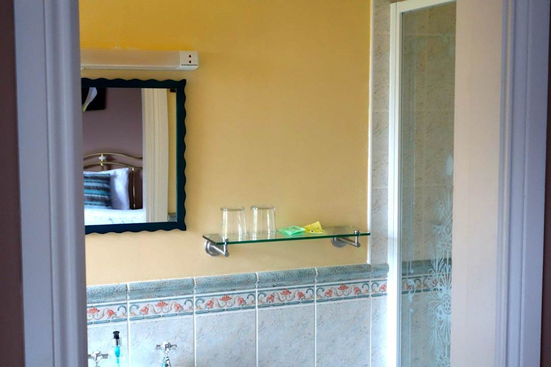 Bad in Gästezimmer Nr. 6  Guesthouse Dungimmon House