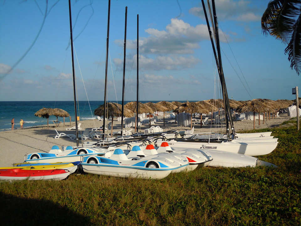 Katamarane, Tretboote und Kajaks am Strand Iberostar Origin Laguna Azul