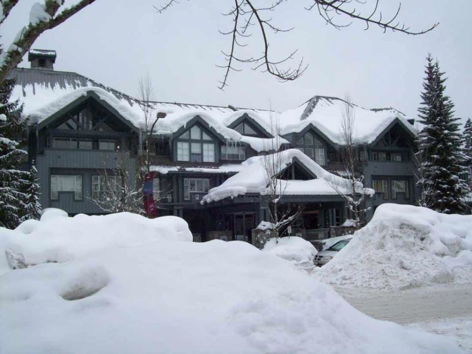 Schneemassen vor Glacier Lodge Hotel Glacier Lodge
