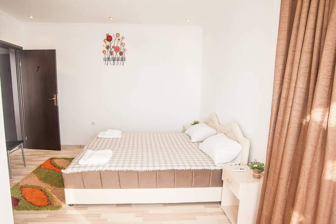 номер с двуспальной кроватью Rooms and apartments Milana