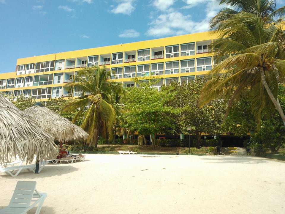 Blick vom Strand auf das Hotel Club Amigo Hotel Ancon