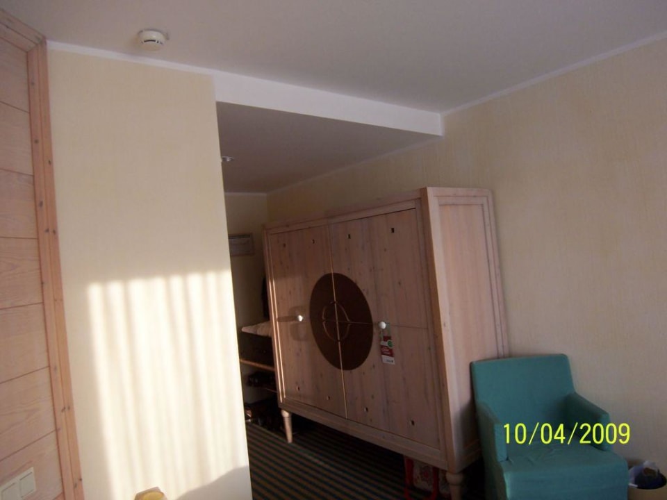 Blick auf den Schrank mit Innenbeleuchtung AEDENLIFE Hotel & Resort Rügen