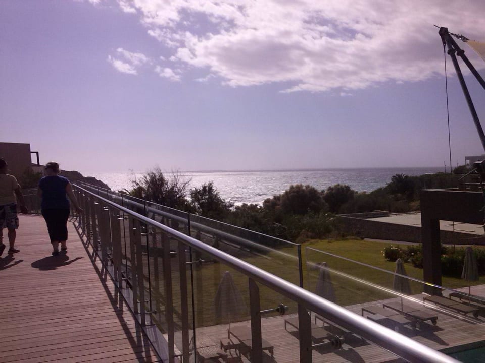 Der Weg vom Restaurant zu den Zimmerblöcken Atlantica Mikri Poli Crete