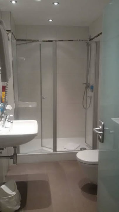Geräumige Dusche Ringhotel Loew's Merkur