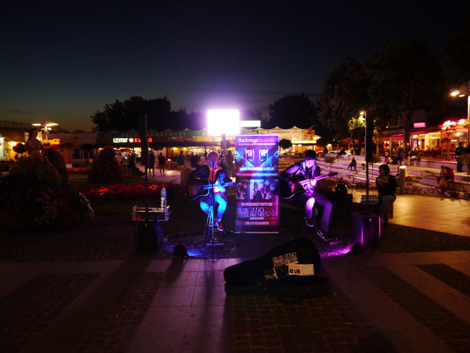 Musiker vor dem Hotel am Abend Hotel Aurora Family & SPA