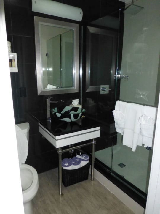 Kleines Badezimmer Lotus Inn & Suites