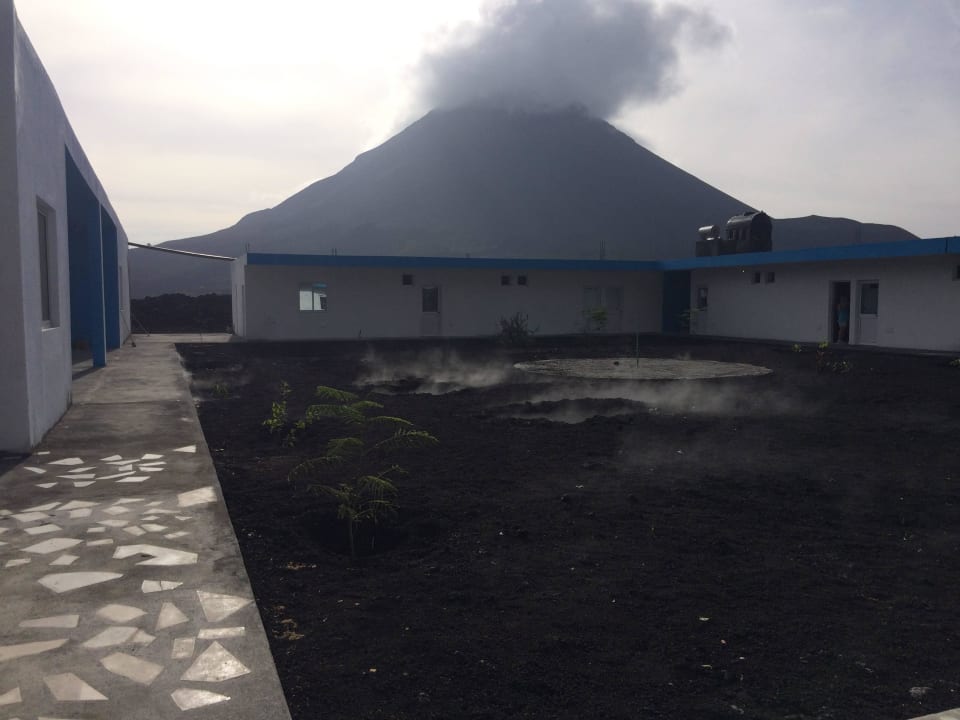 Innenhof, Zimmerzeilen und Vulkan im Hintergrund Casa Marisa