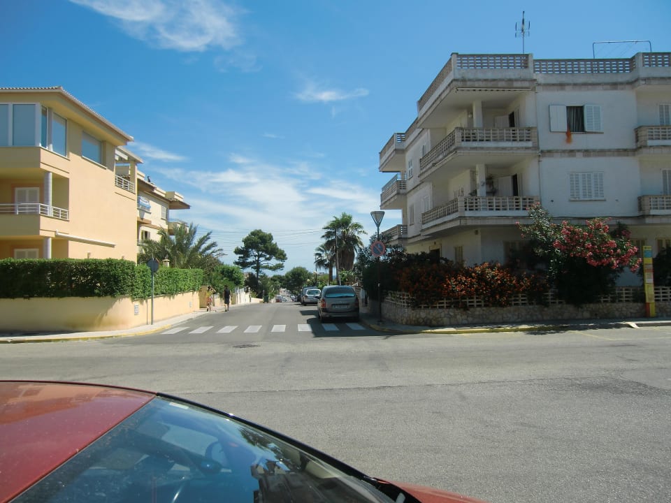 Straße vor dem Hotel zum Strand und Zentrum Zafiro Mallorca
