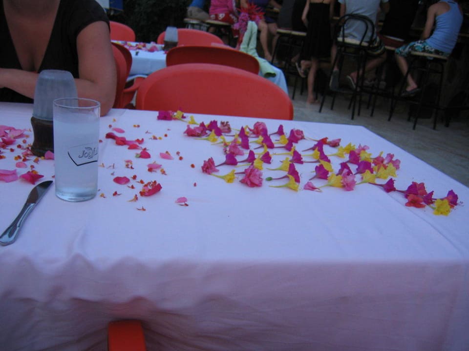 verzierter Tisch New Garden Hotel Side