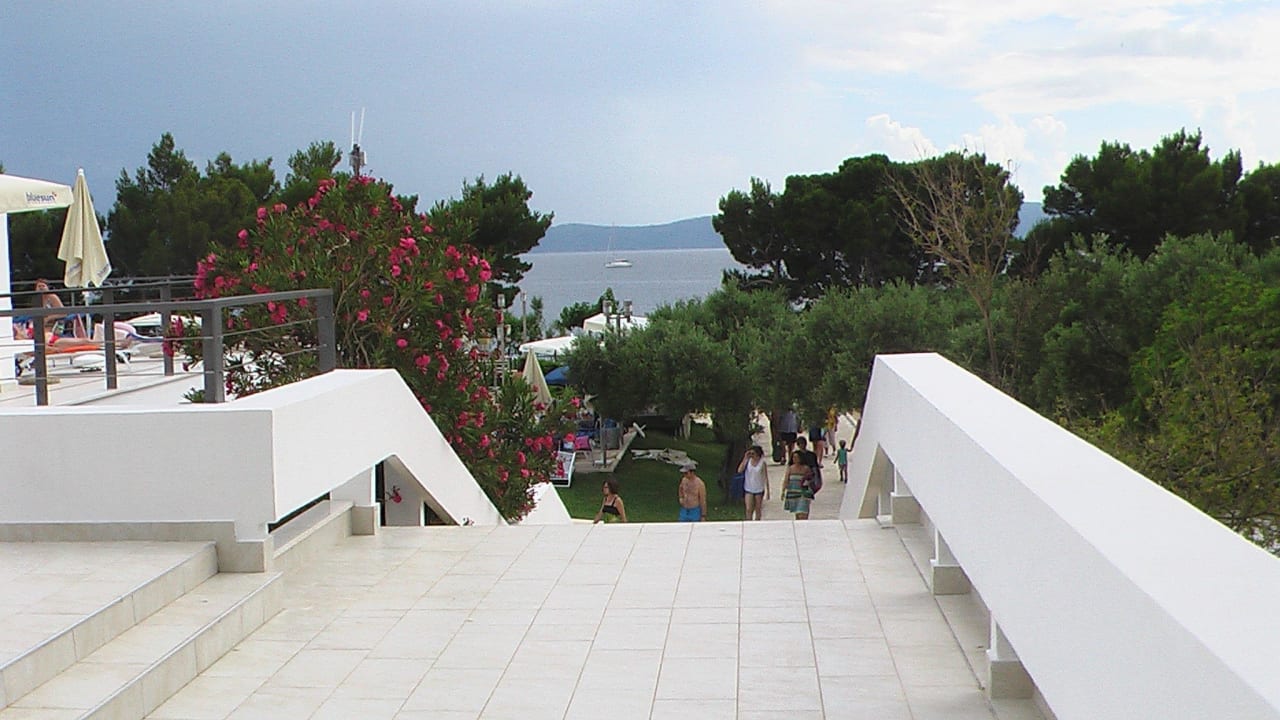 Cesta od hotelu k moři Bluesun Hotel Neptun Dependance