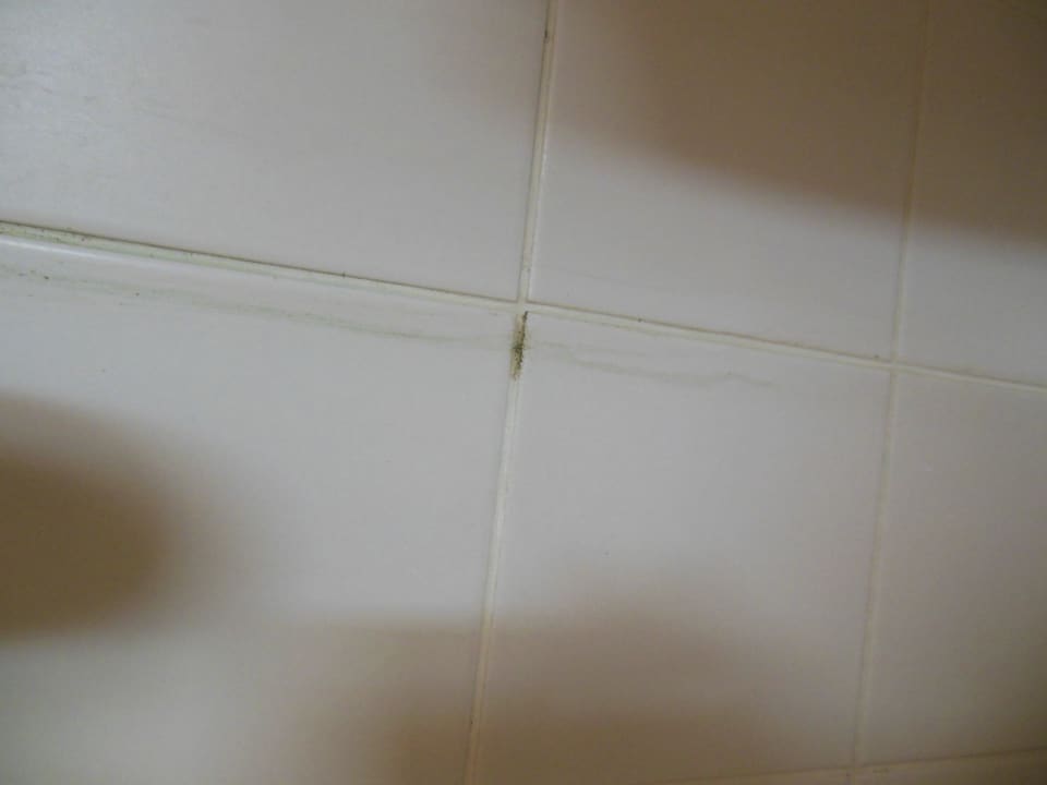 Dreckige Fliesen  Leonardo Hotel Nürnberg