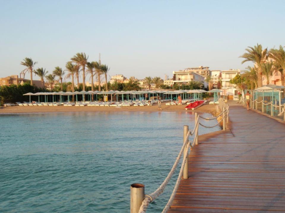 Blick vom Steg auf Strand und Hotel Minamark Beach Resort & Spa