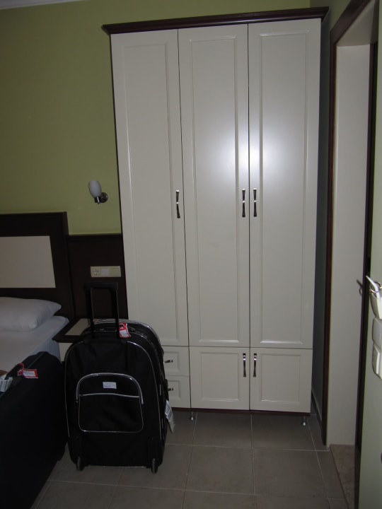 Kleiderschrank mit Kleiderstange und Schubladen. Kaila City Hotel