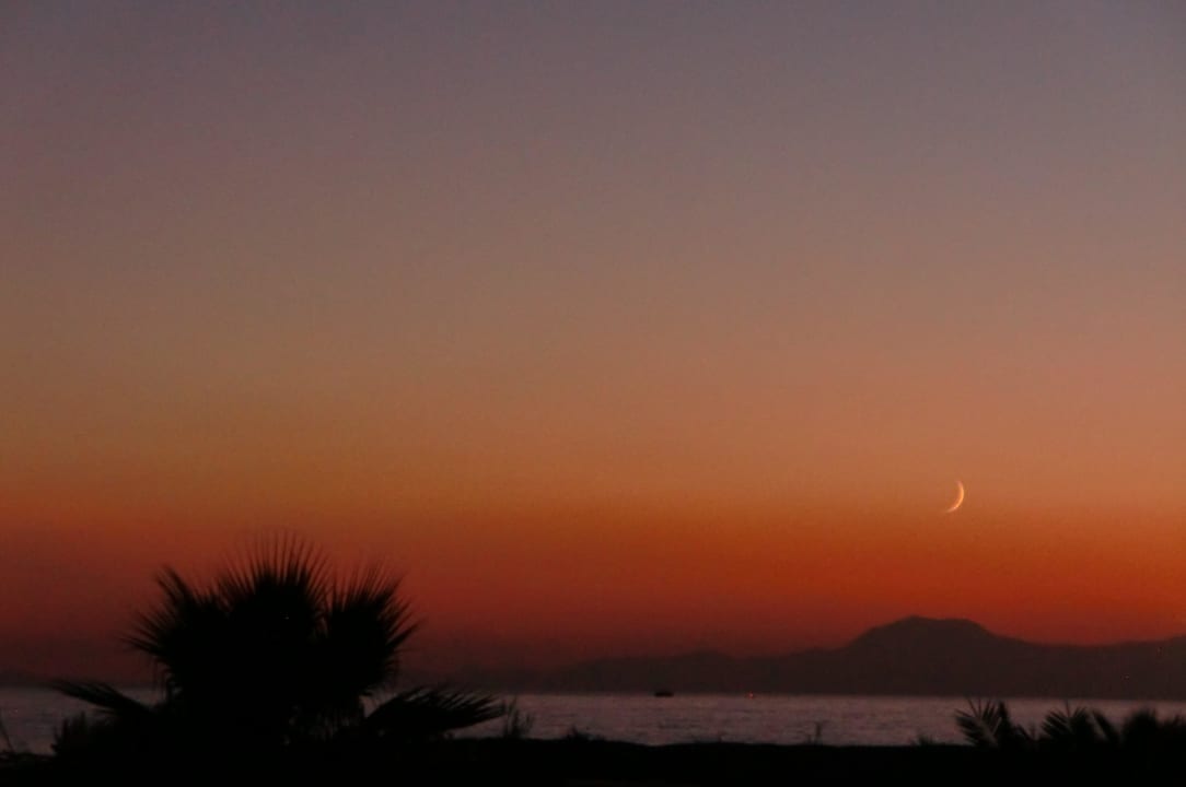 Sonnen und Monduntergang am Strand Seaden Sea World Resort & Spa