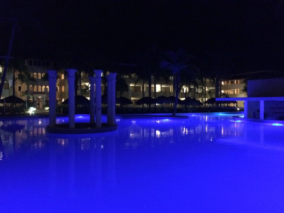 Pool bei Nacht Iberostar Waves Costa Dorada