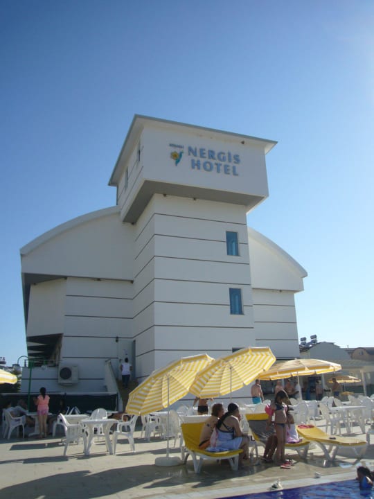 Pool und Außenansicht Opia Hotel