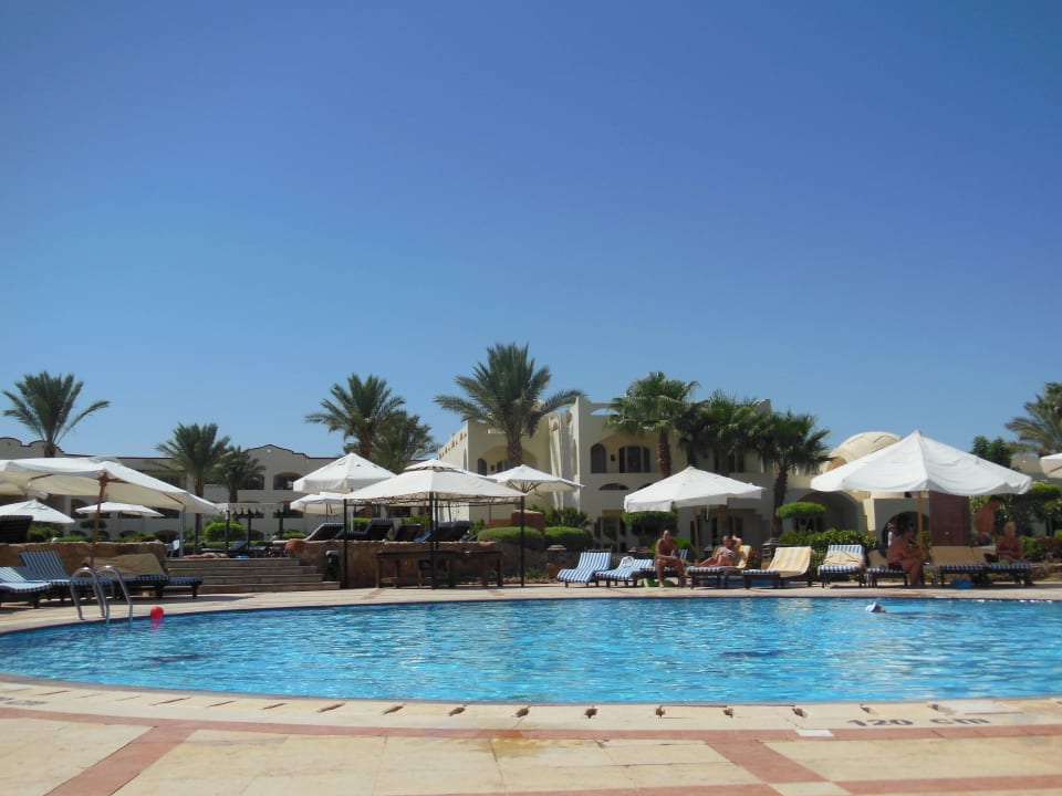 Basen koło tarasu Regency Plaza Aqua Park & Spa