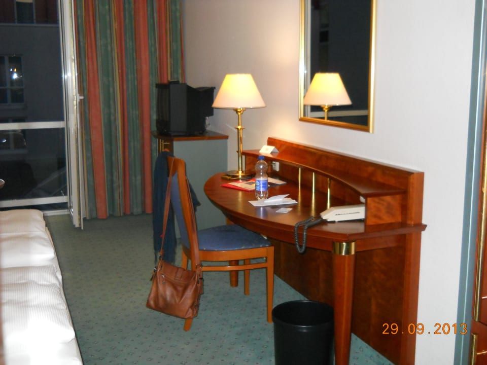 Schreibtisch mit Spiegel Congress Hotel Weimar by Mercure