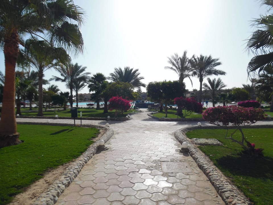 Weg zum Essen Three Corners Sea Beach Resort