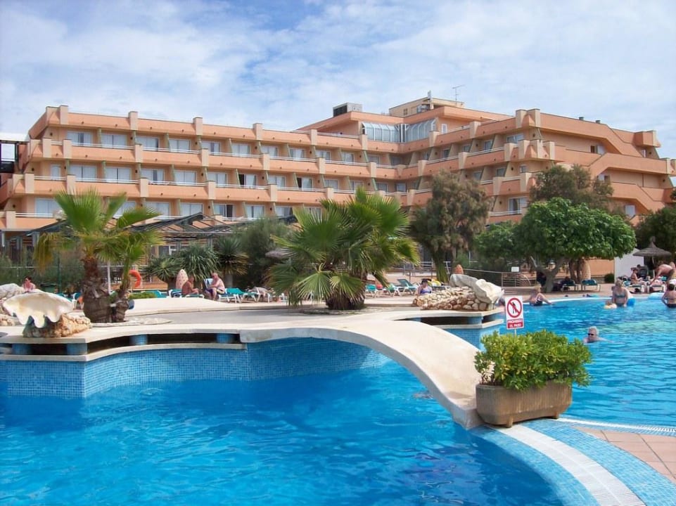 Poolanlage mit Hotel im Hintergrund Hotel Mariant Park