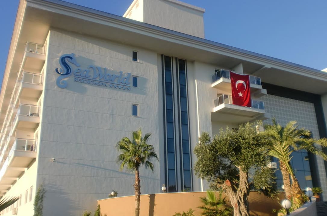 Ausblick von der Straße auf den Hoteleingang Seaden Sea World Resort & Spa