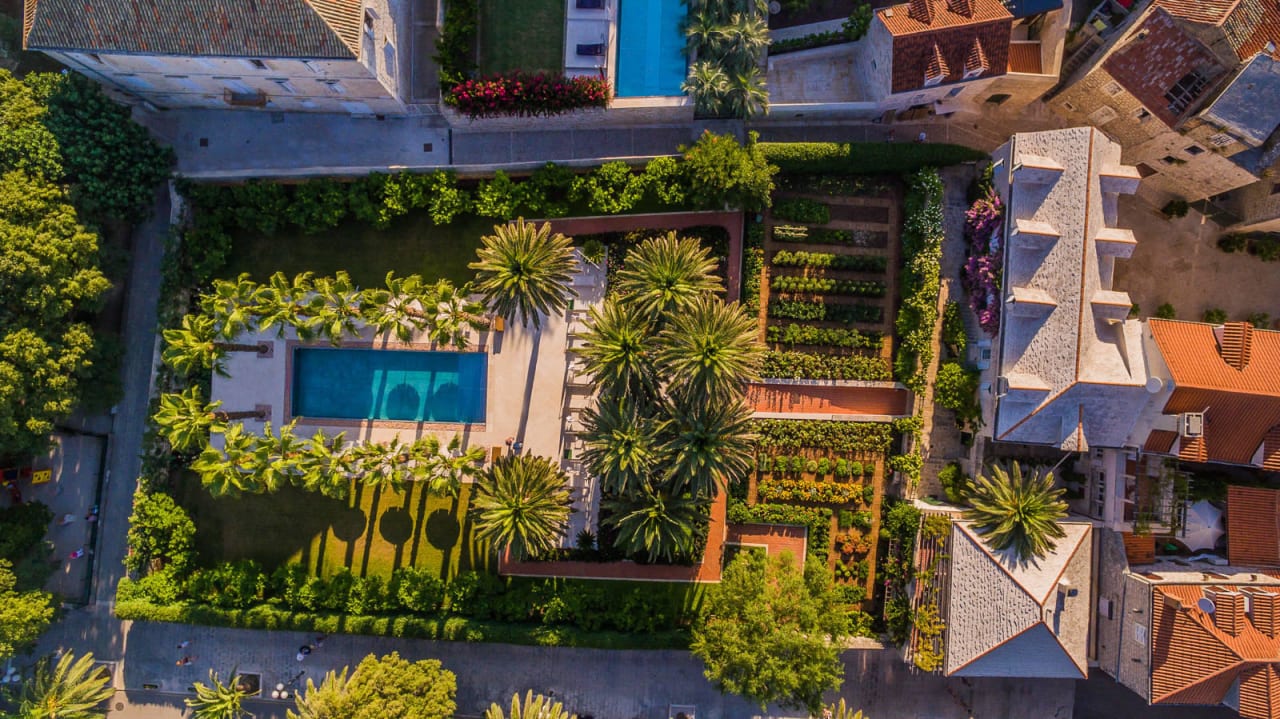 Hotel Lemongarden Garten mit Pool Hotel Lemongarden