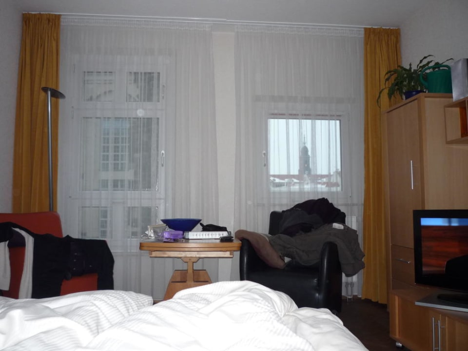 Durchs linke Fenster sieht man die Frauenkirche Aparthotel Münzgasse