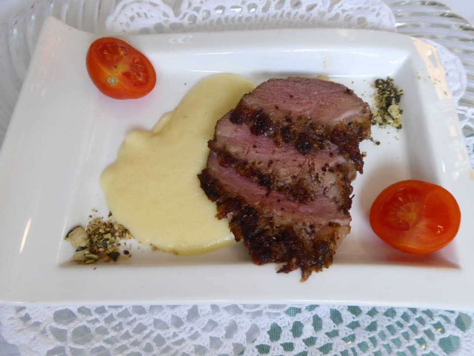 Rosa gebratenes Entenbrustfilet am Galadiner Hotel Panorama