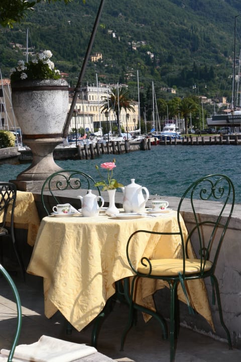 Il tavolino a lago  Hotel Bogliaco