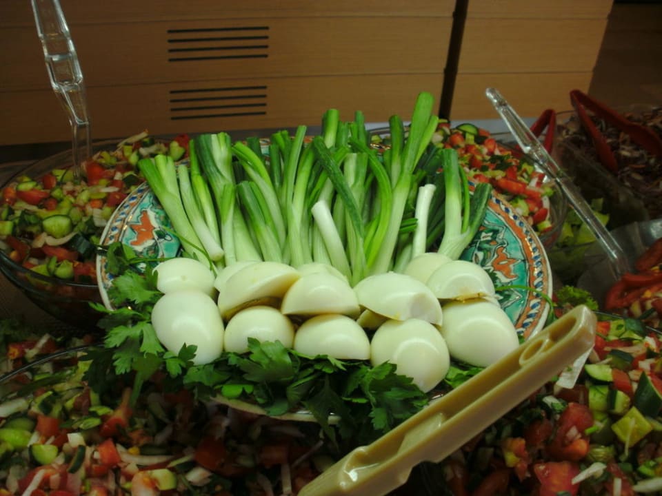 Salatbüffet, köstliche Lauchzwiebeln Dosi Hotel