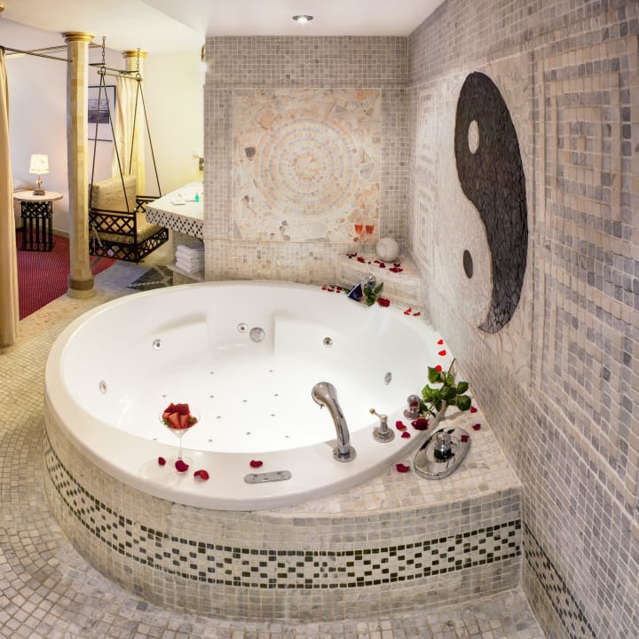 Jing Jang Suite Living Jacuzzi 2 Hotel Hoffmeister