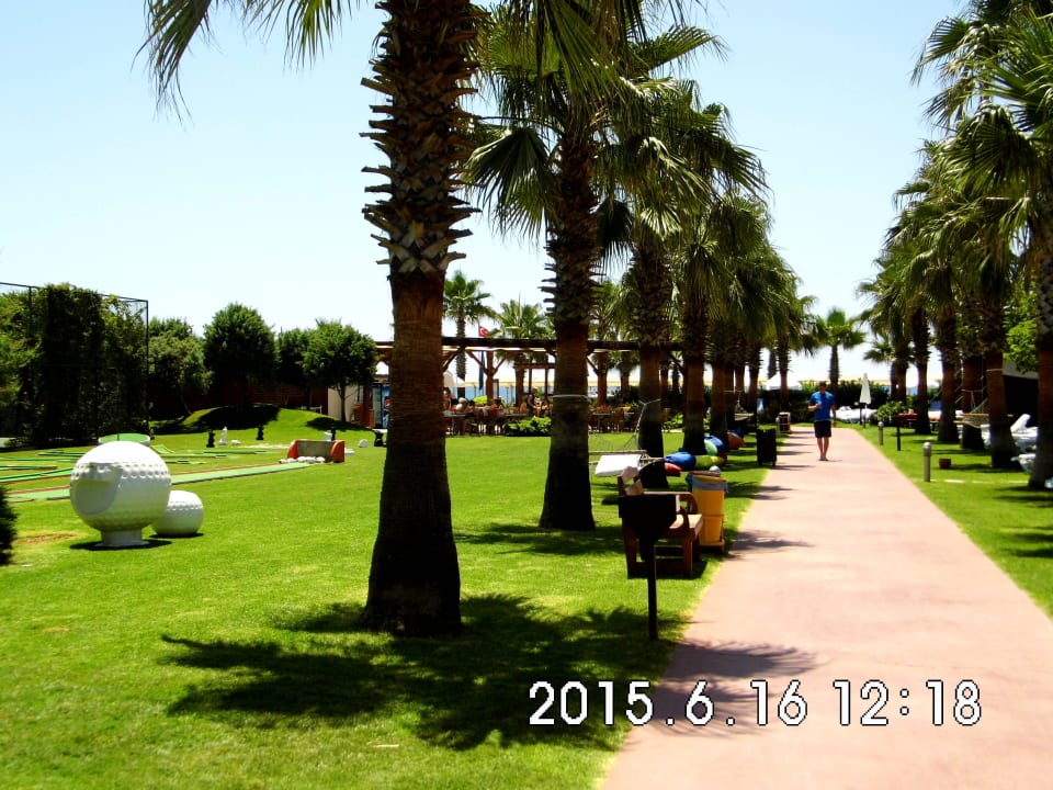 Weg zum Strand Saturn Palace Resort Hotel