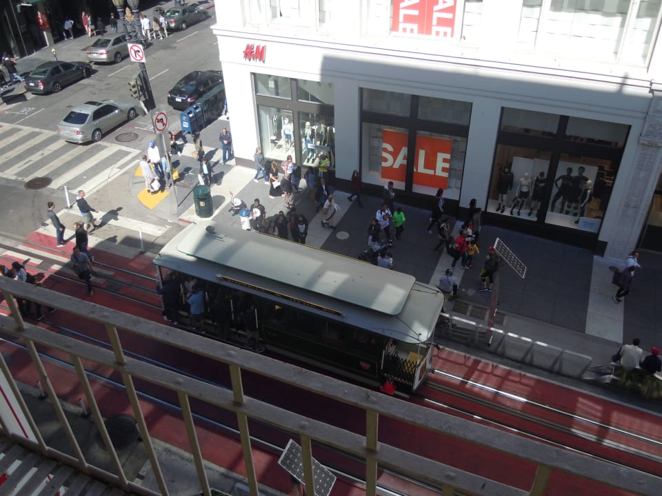 Cable Car direkt vorm Fenster Hotel The Herbert