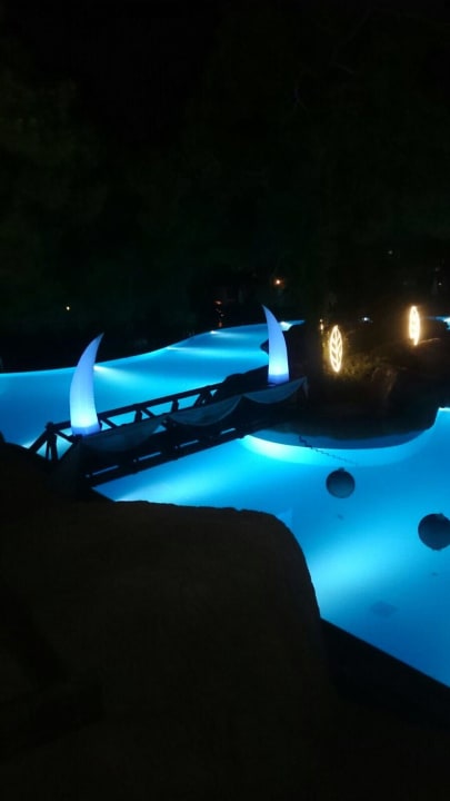 Pool bei Nacht Blue Waters Club