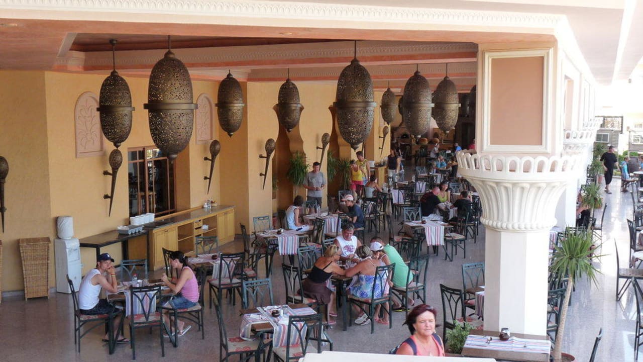 Terrasse vor den Restaurants Pickalbatros Palace Resort