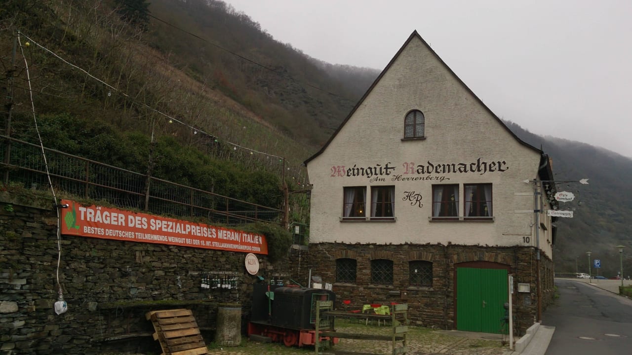 Blick auf das Pensionsgebäude Gästehaus Weingut Gutsschänke Rademacher