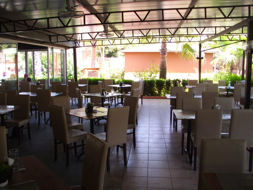 Restaurant draußen Club Turtas Beach Hotel