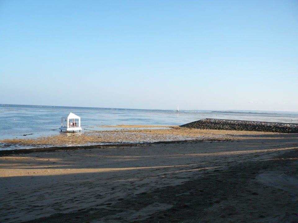 Ebbe am Strand von Sanur Puri Santrian