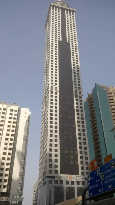 Das Hotel von der SZR aus gesehen The Tower Plaza Hotel Dubai