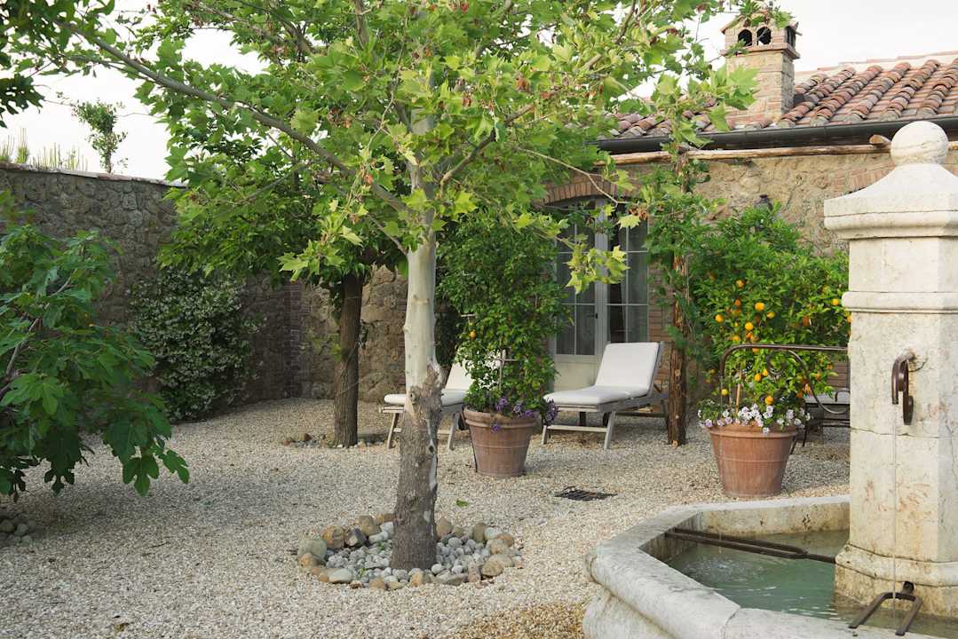 The garden suite's courtyard Hotel Relais Borgo Santo Pietro