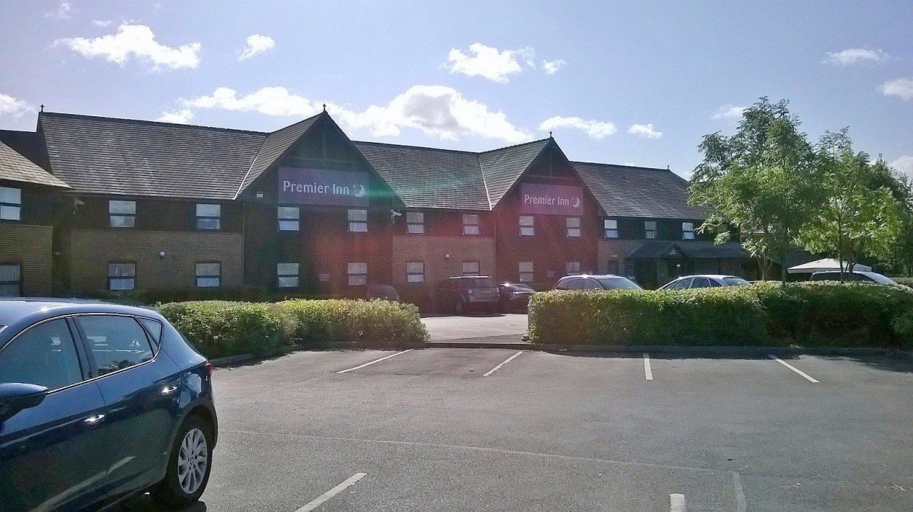 Hotel vom Parkplatz aus gesehen Hotel Premier Inn Salisbury