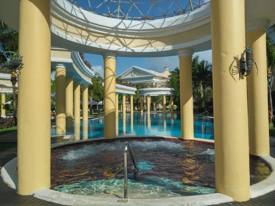 Ruhepool mit großen Whirlpool JOIA Paraiso by Iberostar