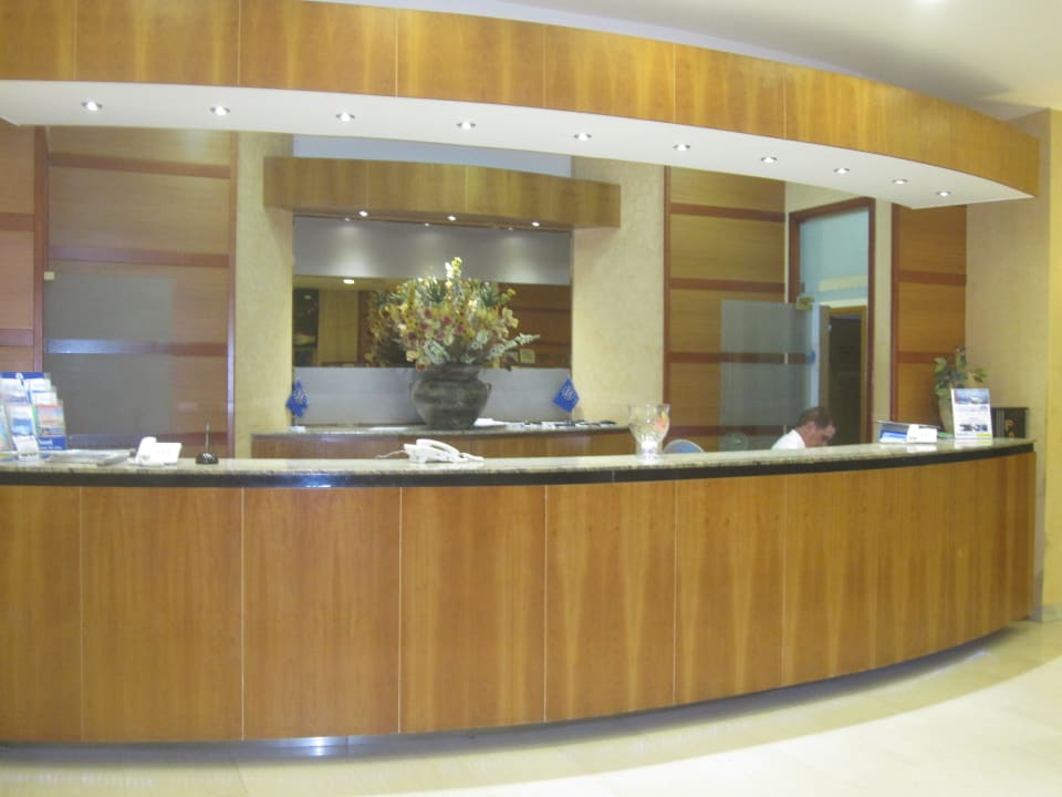 Immer besetzte Rezeption Hotel Calypso Beach